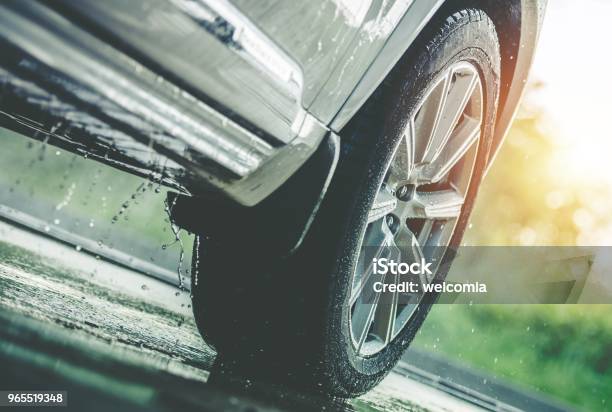 Autofahren Im Regen Stockfoto und mehr Bilder von Auto - Auto, Reifen, Regen