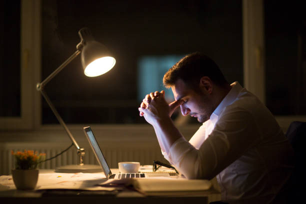 burnout est de tuer sa carrière - frustration computer men emotional stress photos et images de collection