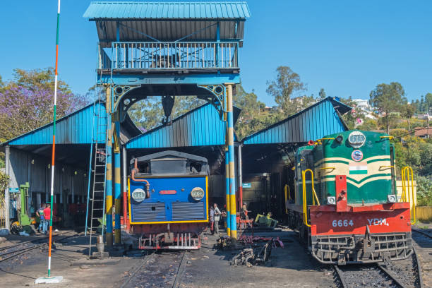 cocheiras na railway indian blue mountain - metal gates - fotografias e filmes do acervo