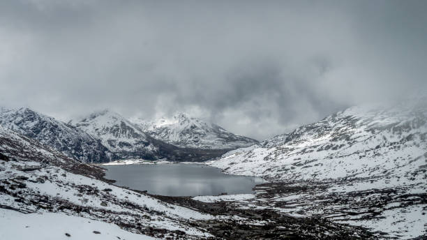 sarathang lago rodeado de montañas cubiertas de nieve en todos lado cerca del lago de changu en mayo, sikkim, india - glacier himalayas frozen lake fotografías e imágenes de stock