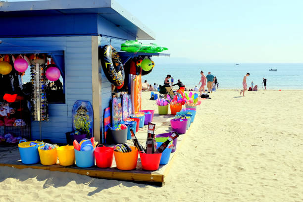 strand-wesensmerkmale, weymouth, dorset, uk. - stand up paddling stock-fotos und bilder