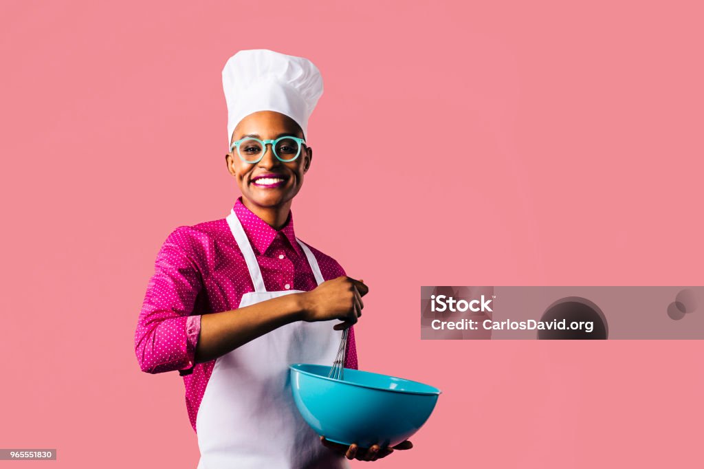 Retrato de una mujer joven con sombrero y gafas - Foto de stock de Chef libre de derechos
