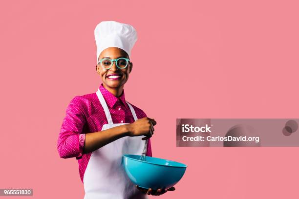 Retrato De Una Mujer Joven Con Sombrero Y Gafas Foto de stock y más banco de imágenes de Chef - Chef, Cocinar, Mujeres