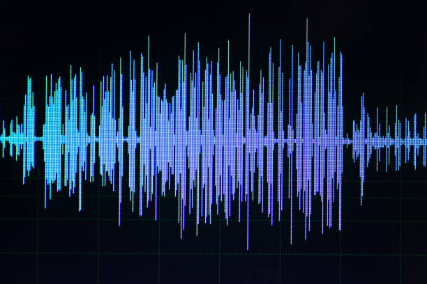 la schermata del programma di editing audio wave studio mostra i suoni sullo schermo dalla registrazione vocale della voce fuori campo. - voice over foto e immagini stock