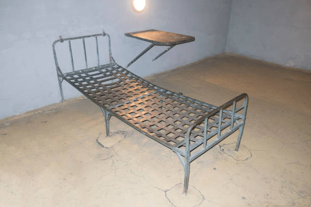 오래 된 감옥 - bed table prison prison cell 뉴스 사진 이미지