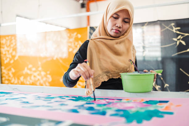 istock Asian woman working in Batik workshop 965566800