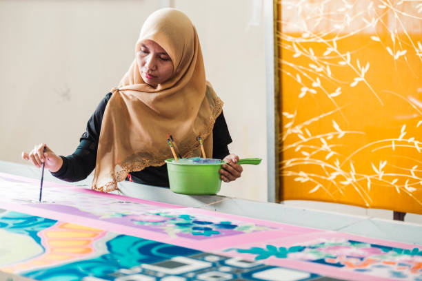 istock Asian woman working in Batik workshop 965566864