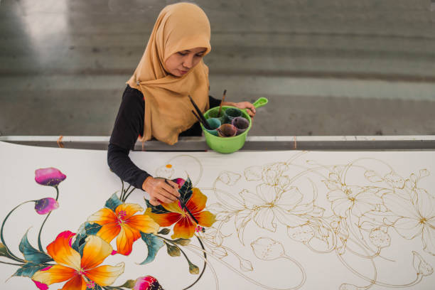 istock Asian woman working in Batik workshop 965567086