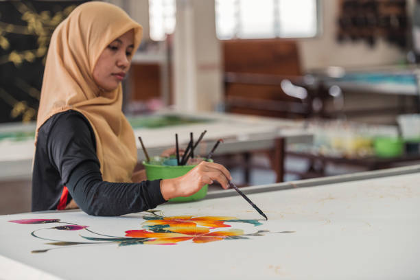 istock Asian woman working in Batik workshop 965567106