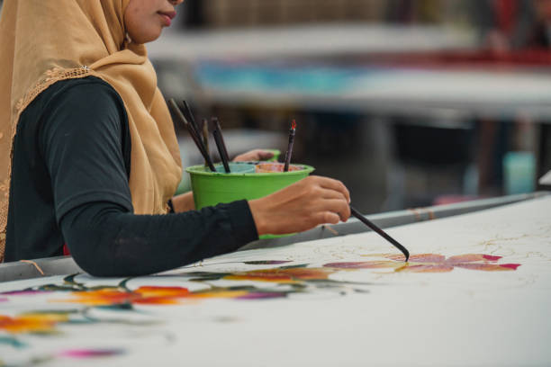 istock Asian woman working in Batik workshop 965567124