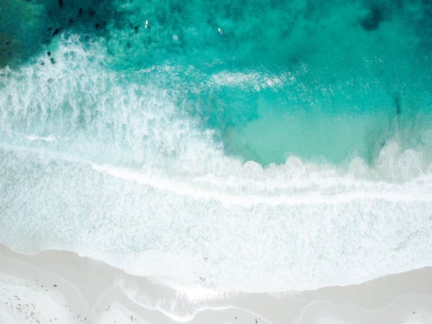 vista aérea de olas rompiendo en la playa de arena - coastline big sur usa the americas fotografías e imágenes de stock