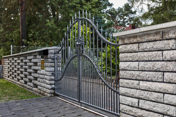 istock Entrance and front view of a fence 965585382