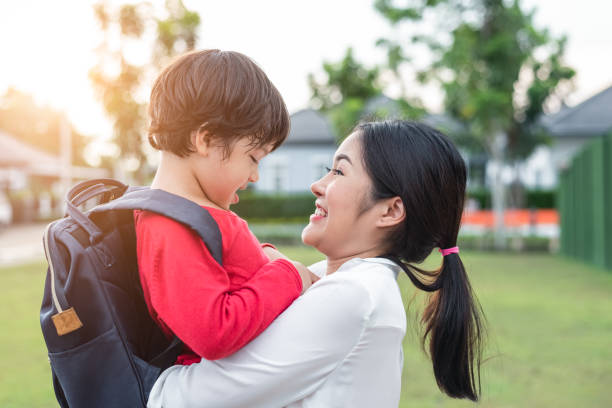 엄마 포옹 하 고 그녀의 아들. 아침에 학교를 다시 그녀의 아이 들을 보낼 준비. 어머니는 아이 들과 함께 연주입니다. 교육 및 학교 개념을 다시입니다. 행복 한 가족 및 사람들 테마의 사랑 - embracing smiling gap children only 뉴스 사진 이미지