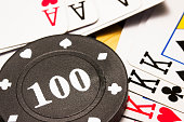 schwarzen-pokerchip-und-kombinationen-von-spielkarten-closeup.jpg?b=1&s=170x170&k=20&c=1px7vYBr_9EyCIrMOvw9zdgXB6VbvXdPIdknfTW_rrs=