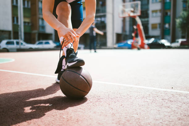preparación para un juego - basketball basketball player shoe sports clothing fotografías e imágenes de stock