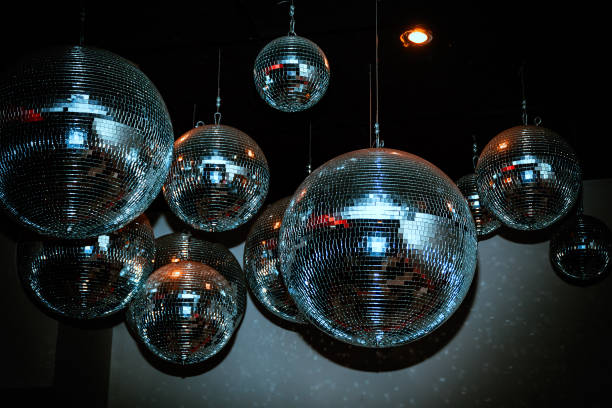 ナイトクラブの部屋のディスコ ボール - star shape audio ストックフォトと画像