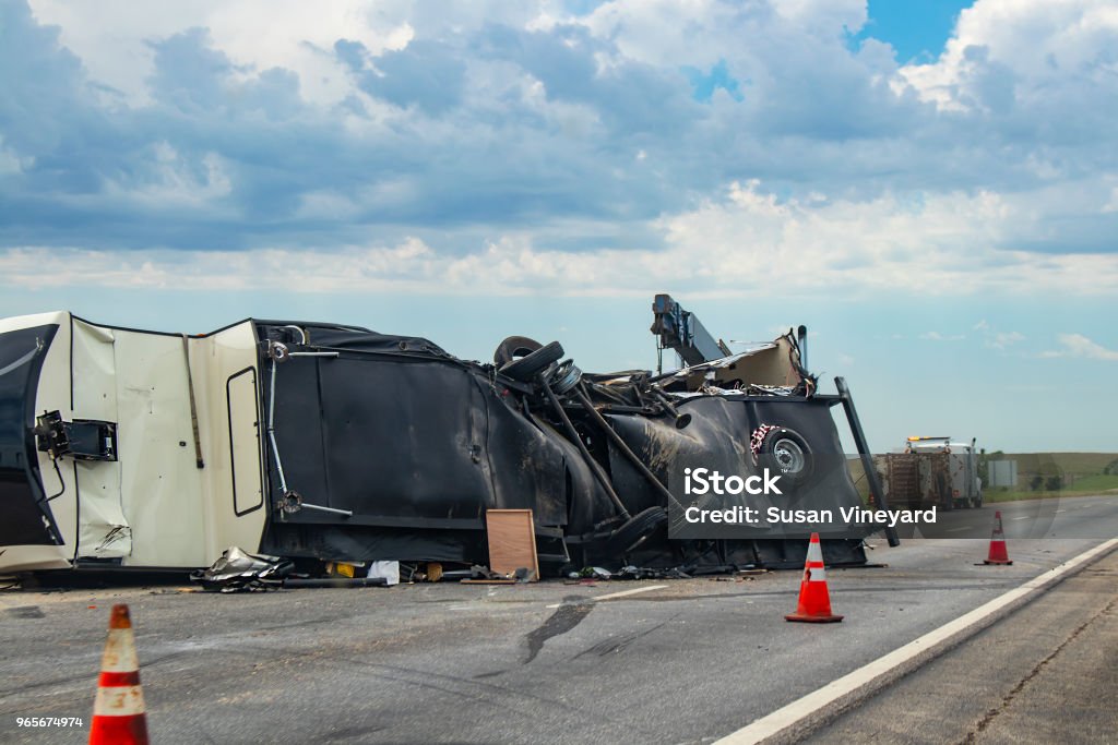 Quinta roda trailers capotou em uma rodovia com a parte inferior rasgado e coisas derramando em pista após o acidente - Foto de stock de Colisão royalty-free