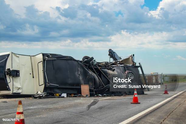 Foto de Quinta Roda Trailers Capotou Em Uma Rodovia Com A Parte Inferior Rasgado E Coisas Derramando Em Pista Após O Acidente e mais fotos de stock de Colisão