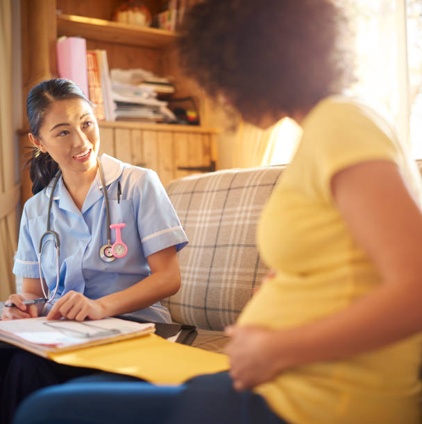 porady położnej - human pregnancy midwife visit healthcare and medicine zdjęcia i obrazy z banku zdjęć