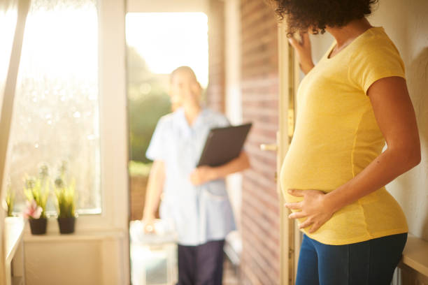 hebamme-check-up - human pregnancy midwife visit healthcare and medicine stock-fotos und bilder