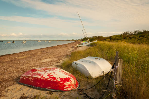 fishing boats on beach - nantucket - lighthouse massachusetts beach coastline imagens e fotografias de stock