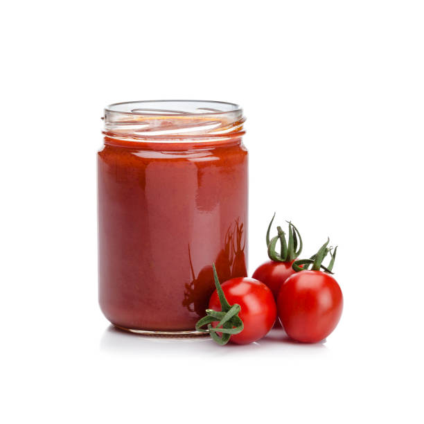 słoik z sosem pomidorowym wyizolowany na białym tle - tomato sauce jar zdjęcia i obrazy z banku zdjęć