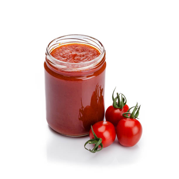 томатный соус банку изолированы на белом фоне - tomato sauce jar стоковые фото и изображения