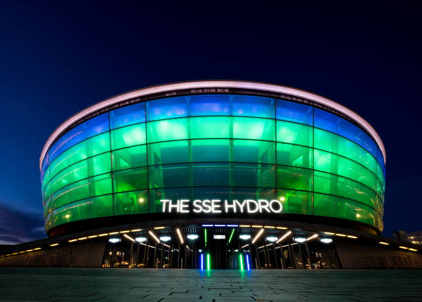einer der weltweit verkehrsreichsten arenas "sse hydro" ist eine vielseitig einsetzbare reithalle nachtlichter in glasgow, anzeigen - industry dusk night sustainable resources stock-fotos und bilder