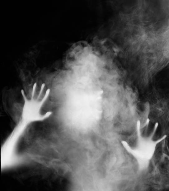 fantôme dans la brume - corps de femme en transparence photos et images de collection