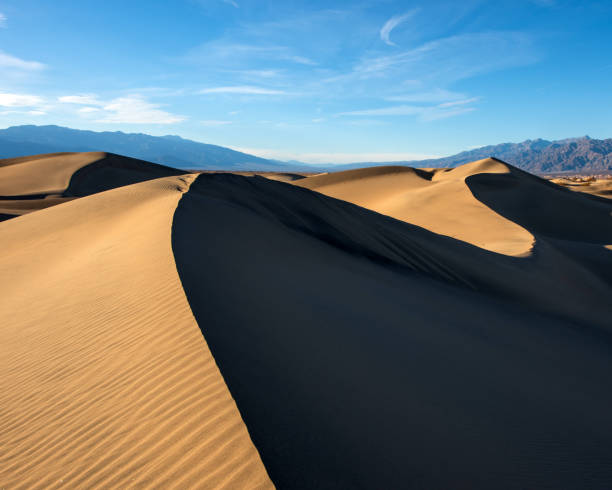 dunas de arena en el valle de la muerte de california - sand dune sand orange california fotografías e imágenes de stock