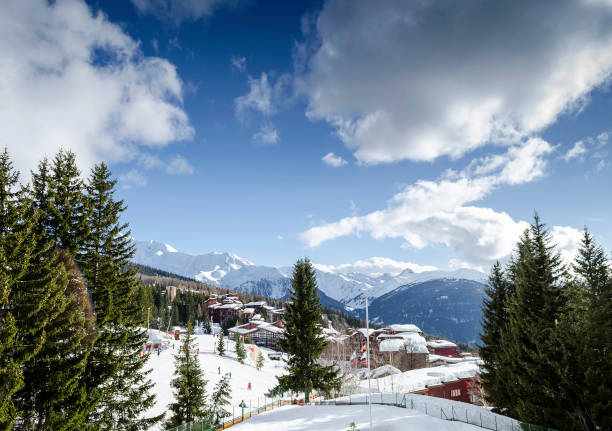 les arcs francês alpes de esqui e montanhas ver perto de bourg saint maurice em frança - ski resort snow hotel mountain - fotografias e filmes do acervo