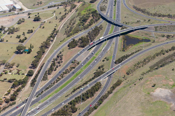 antenne de route autoroute - tire track arrow sign road street photos et images de collection