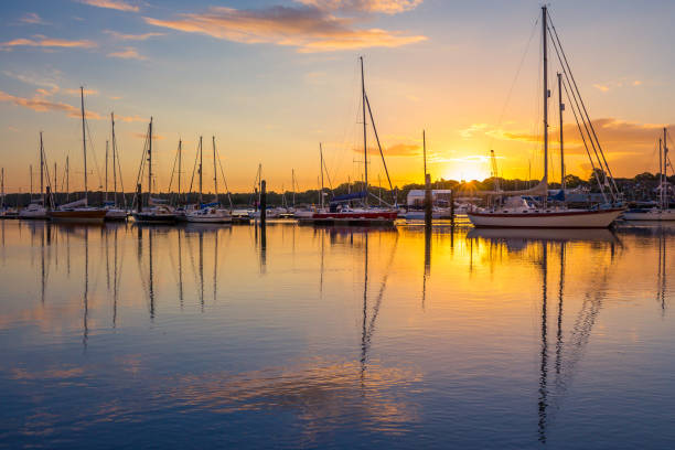 wschód słońca w southampton marina - nautical vessel moored yacht harbor zdjęcia i obrazy z banku zdjęć