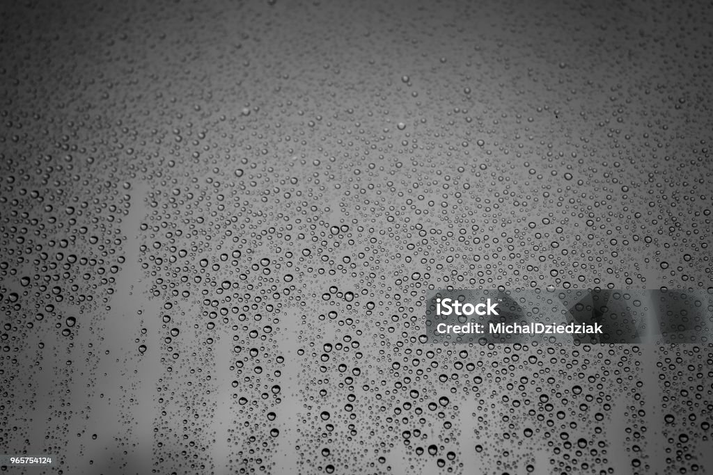 Regen druppels op het glas, met bewolkte hemel als achtergrond - Royalty-free Abstract Stockfoto