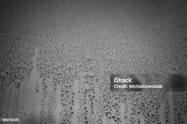 Regen Druppels Op Het Glas Met Bewolkte Hemel Als Achtergrond Stockfoto en meer beelden van Abstract