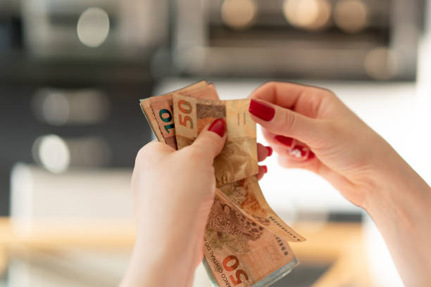 Woman hand holding a the currency of reais, brazilian money Counting my money brazilian currency photos stock pictures, royalty-free photos & images