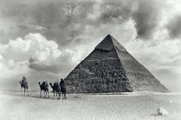 altes foto in ägypten - great pyramid stock-fotos und bilder