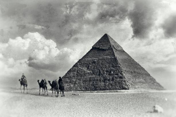 이집트에서 오래 된 사진 - pyramid of mycerinus 뉴스 사진 이미지