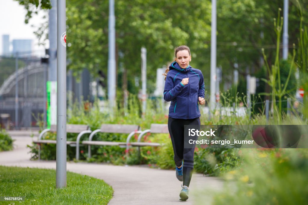 Jonge vrouw uitgevoerd in Europees stadspark - Royalty-free Afvallen Stockfoto