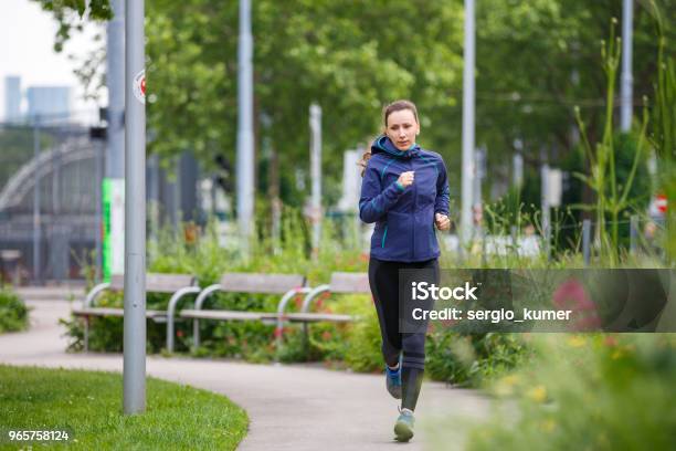 Jonge Vrouw Uitgevoerd In Europees Stadspark Stockfoto en meer beelden van Afvallen - Afvallen, Alleen volwassenen, Alleen vrouwen