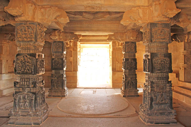 dekorative säulen aus schwarzem basalt in mandappa oder halle. hazara rama tempel hampi, karnataka. stone carving antike. indischer gott flachrelief. geschnitzte säulen mit einem muster aus stein - carved rock stock-fotos und bilder