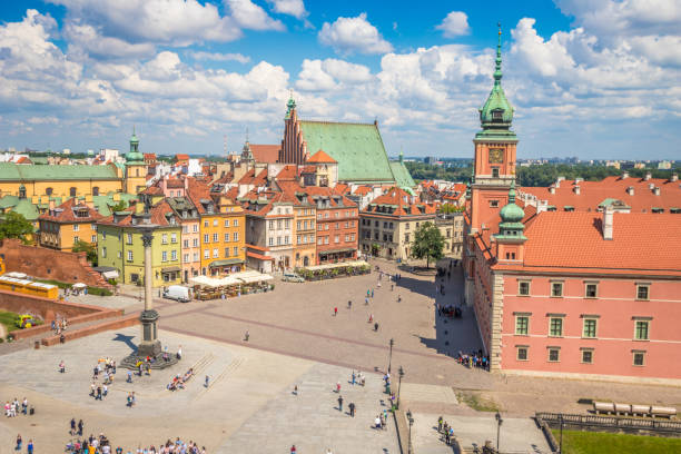 istock Nice Panoramic view of Castle Square in Warsaw 965789530