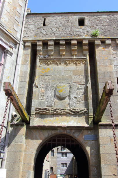 вход в деревню в ворота порткуллиса - medieval castle gate portcullis стоковые фото и изображения