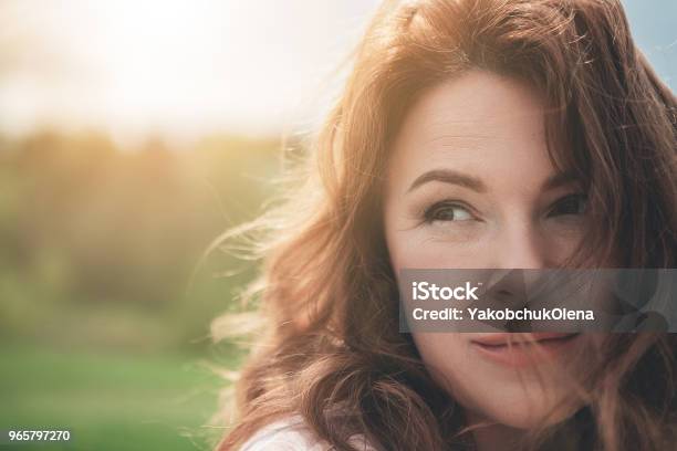 Señora Pelirroja Feliz Disfrutando Cada Momento En La Naturaleza Foto de stock y más banco de imágenes de Mujeres