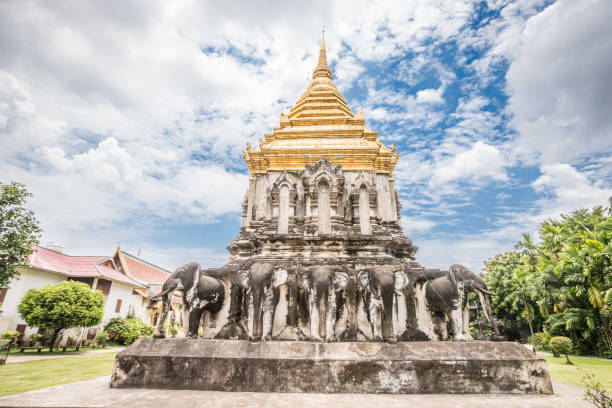 wat chiang uomo a chiang mai - wat chiang man foto e immagini stock