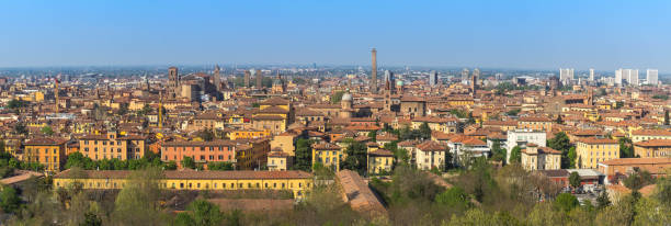 широкая панорама старого города болонья, италия - torre degli asinelli стоковые фото и изображения