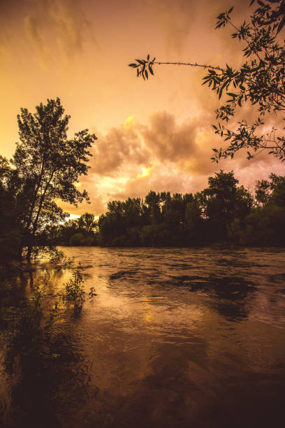 rio boise brilho vertical - idaho boise sunset scenics - fotografias e filmes do acervo