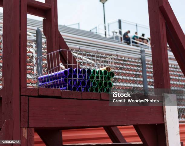 Relay Wapenstokken In Een Mandje Stockfoto en meer beelden van Estafettestokje - Estafettestokje, Paars, Tribune