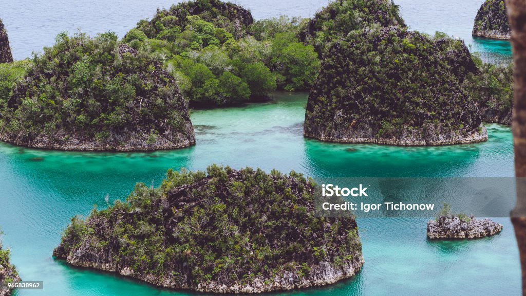 Painemo, grupo de pequena ilha na água rasa lagoa azul, Raja Ampat, West Papua, Indonésia - Foto de stock de Triângulo - Formato Bidimensional royalty-free
