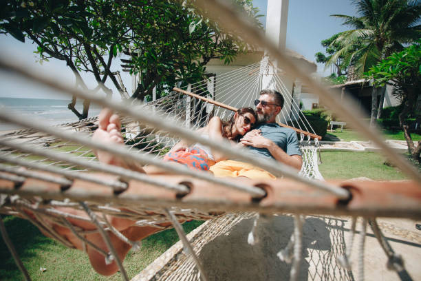 커플 해변에서 해먹에서 휴식 - hammock beach vacations tropical climate 뉴스 사진 이미지